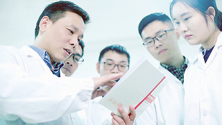 樊希安：创业教授以身示范带领学生成长